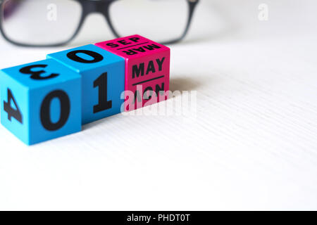 Calendario perpetuo realizzato con plastica cubi colorati Foto Stock