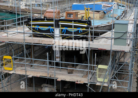 Il Tamigi spritsail barge Gladys in dry doack a Gloucester per restauro Foto Stock