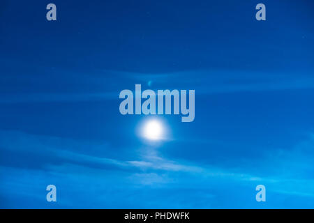 Blu scuro cielo notturno con luna Foto Stock