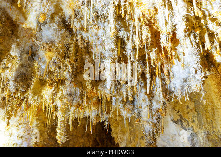 Molte stalattiti bianco all'interno della grotta Foto Stock