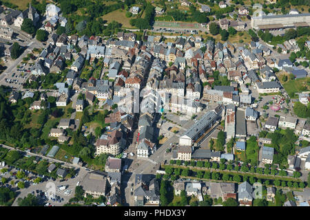 VISTA AEREA. Centro città di le Bourg d'Oisans nella Valle Romanche. Isère, Auvergne-Rhône-Alpes, Francia. Foto Stock