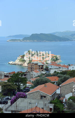 Vista dall'alto di Sveti Stefan e San Nicola isola nei pressi di Budva, Montenegro. Foto Stock