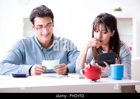 Coppia giovane guardando alla famiglia finanza paper Foto Stock