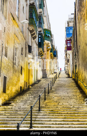 Street con scale di La Valletta Foto Stock