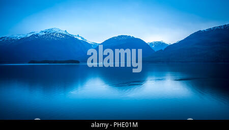 Tramonto su alaska fiordi su una crociera viaggio vicino a ketchikan Foto Stock