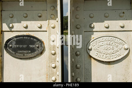 Placche costruttori sul Brockweir ponte sopra il fiume Wye Foto Stock