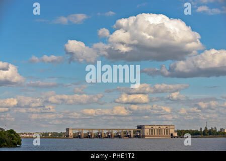 Uglich centrale idroelettrica sul fiume Volga, Russia Foto Stock