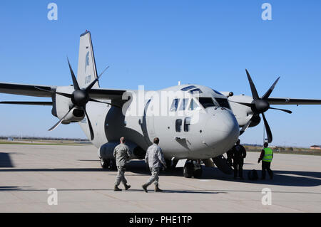 Elementi unitari del North Dakota Air National Guard, Fargo, N.D. ottengono il loro primo sguardo a una C-27J Spartan aeromobile all'atterraggio ott. 14, a Hector International Airport a Fargo, ND. Il C-27J è un mid-range, multifunzionale e interoperabili aeromobile è in grado di eseguire logistico di ri-alimentazione evacuazione medica, movimento di truppa, airdrop, le operazioni di assistenza umanitaria e homeland security missioni per gli Stati Uniti Air Force. Foto Stock