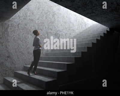 Donna salite le scale dalle tenebre alla luce Foto Stock