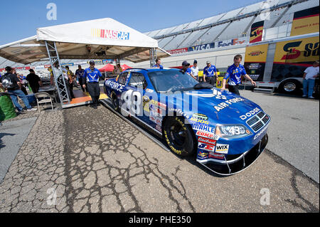 Air Force auto # 43, pilotato da Reed Sorenson, passando attraverso la NASCAR processo di ispezione prima dell' inizio della NASCAR Sprint Cup Series autismo parlare 400 a Dover International Speedway di Dover, DE. Foto Stock