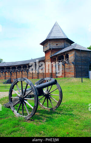 Cittadella Baturyn con il vecchio cannone. Antica architettura slava della fortezza Foto Stock