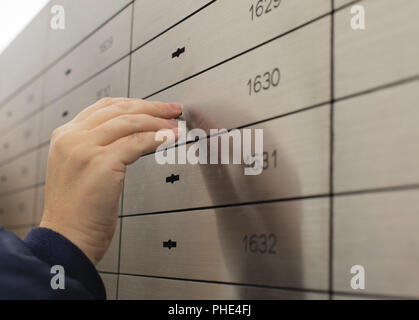 Cassetta di sicurezza aperto in un certo sicuro cella di deposito Foto Stock