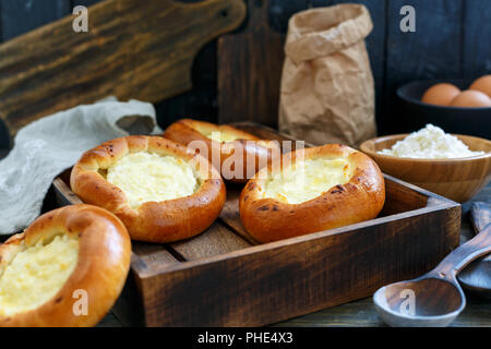Panini freschi fatti in casa con il formaggio. Foto Stock