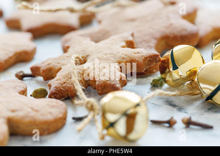 Gingerbread giocattoli di Natale e golden bells close-up. Foto Stock