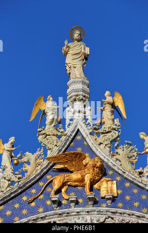 San Marco, angeli e lion sulla parte superiore della Basilica Foto Stock