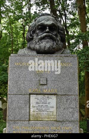 Luogo di sepoltura di Karl Marx, scrittore del Manifesto comunista, presso il cimitero di Highgate, London, Regno Unito Foto Stock