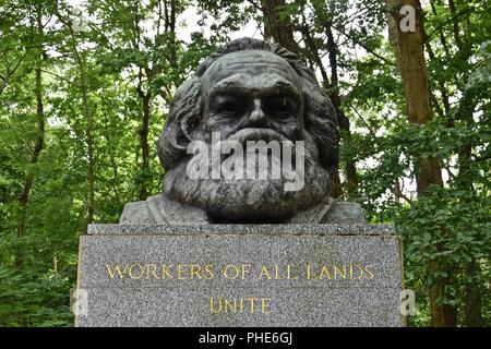 Luogo di sepoltura di Karl Marx, scrittore del Manifesto comunista, presso il cimitero di Highgate, London, Regno Unito Foto Stock