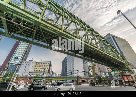 Tokyo, nel quartiere Chiyoda - 5 Agosto 2018 : Shoheibashi ponte sul fiume Kanda vicino a Akihabara Electric Town Foto Stock