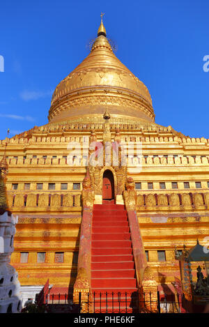 Golden Shwezigon Pagoda di Bagan Myanmar Foto Stock