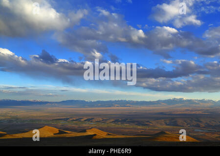 Chuya River Valley in Altai al tramonto Foto Stock