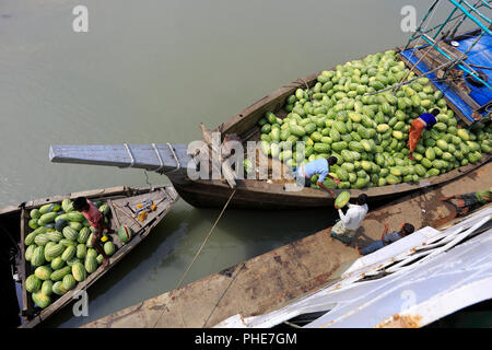 Trasporto di anguria in barca attraverso il Fiume Tetulia nel distretto di Patuakhali, Bangladesh Foto Stock