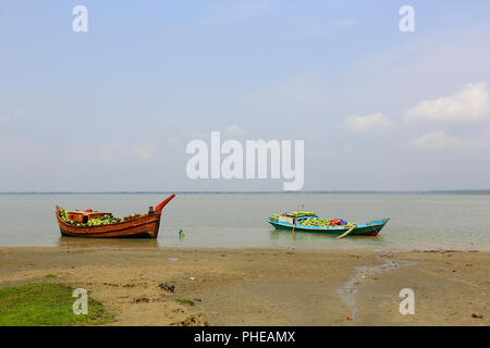 Trasporto di anguria in barca attraverso il Fiume Tetulia nel distretto di Patuakhali, Bangladesh Foto Stock