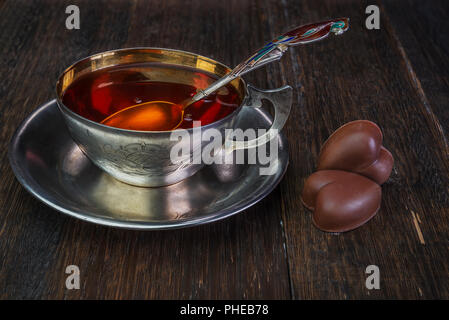 Il tè nero in vintage Silver Cup Foto Stock