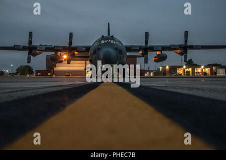 Avieri dal 179th Airlift Wing gruppo Manutenzione preparare la C-130H Hercules completando le operazioni di routine 30 agosto 2018, presso il 179th Airlift Wing, Mansfield, Ohio. Le operazioni di routine eseguita sul C-130H Hercules assicura che il velivolo sono mission pronto a tutte le ore. (U.S. Air National Guard foto di Airman Alexis Wade) Foto Stock