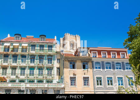 Tipico colorate facciate arrugginito parete su case a Lisbona, Portogallo Foto Stock