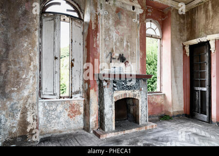 Spooky interno di abbandonato casa in rovina Foto Stock