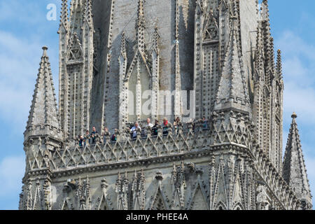 I turisti guardando verso il basso dalla Gran Bretagna più alti guglia presso la Cattedrale di Salisbury nel Wiltshire, Regno Unito Foto Stock