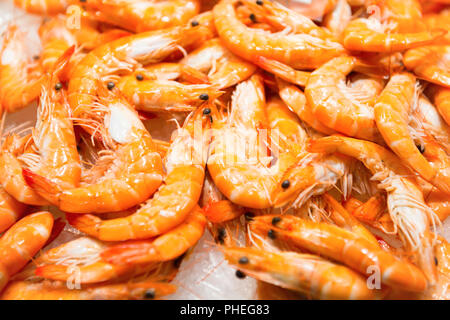 Pila di rosso gamberetti freschi Foto Stock