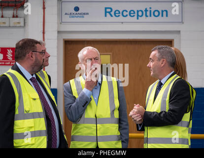 Falkirk, Scotland, Regno Unito; 20 Agosto, 2018. Leader laburista Jeremy Corbyn e scozzese leader laburista Richard Leonard visita Alexander Dennis produttore di autobus Foto Stock