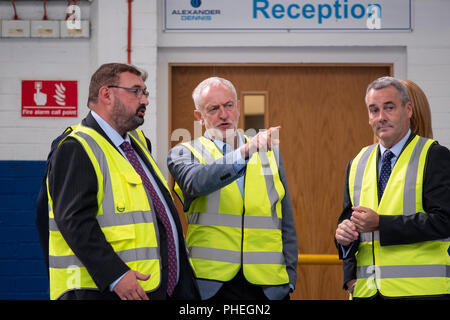 Falkirk, Scotland, Regno Unito; 20 Agosto, 2018. Leader laburista Jeremy Corbyn e scozzese leader laburista Richard Leonard visita Alexander Dennis produttore di autobus Foto Stock