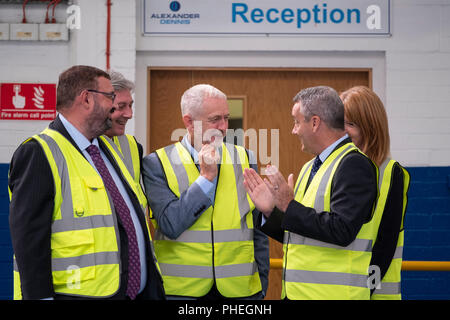 Falkirk, Scotland, Regno Unito; 20 Agosto, 2018. Leader laburista Jeremy Corbyn e scozzese leader laburista Richard Leonard visita Alexander Dennis produttore di autobus Foto Stock