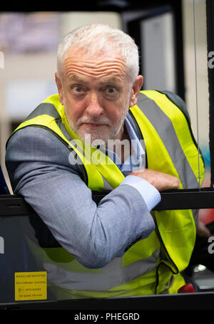 Falkirk, Scotland, Regno Unito; 20 Agosto, 2018. Leader laburista Jeremy Corbyn e scozzese leader laburista Richard Leonard visita Alexander Dennis produttore di autobus Foto Stock