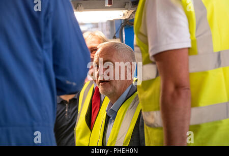 Falkirk, Scotland, Regno Unito; 20 Agosto, 2018. Leader laburista Jeremy Corbyn e scozzese leader laburista Richard Leonard visita Alexander Dennis produttore di autobus Foto Stock