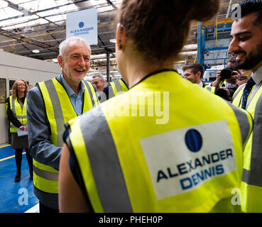 Falkirk, Scotland, Regno Unito; 20 Agosto, 2018. Leader laburista Jeremy Corbyn e scozzese leader laburista Richard Leonard visita Alexander Dennis produttore di autobus Foto Stock