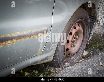 Auto abbandonate sulla strada Foto Stock