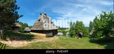 Vecchie case di etno villaggio in Serbia Foto Stock
