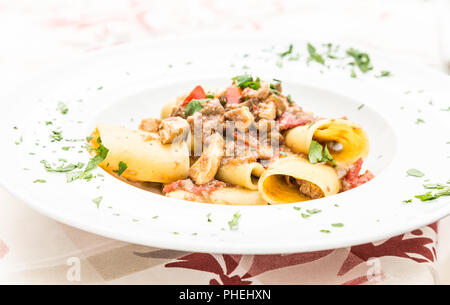Italiano pasta paccheri con Pesce Spada Foto Stock