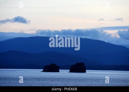 Alba sul Lynn Canal vicino a Juneau Alaska - mattina presto pre-dawn nave da crociera escursione e Humpback Whale watching tour Foto Stock