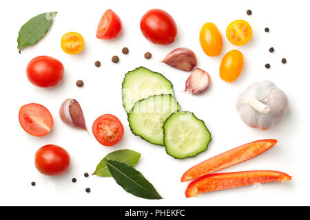 Verdure fresche e spezie isolati su sfondo bianco Foto Stock