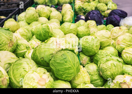 Cavoli freschi al mercato degli agricoltori Foto Stock