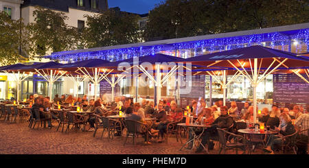 Ristorazione All'aperto a Muensterplatz in serata, Bonn, Renania settentrionale-Vestfalia, Germania, Europa Foto Stock