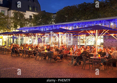 Ristorazione All'aperto a Muensterplatz in serata, Bonn, Renania settentrionale-Vestfalia, Germania, Europa Foto Stock