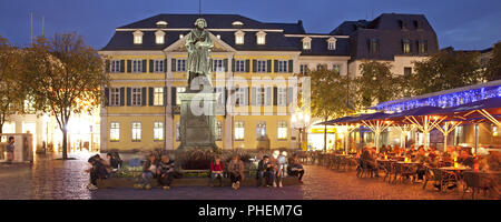 Muensterplatz con Beethoven scultura in serata, Bonn, Renania settentrionale-Vestfalia, Germania, Europa Foto Stock