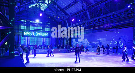 Skater nel EisSalon Ruhr, Jahrhunderthalle, Bochum, Renania settentrionale-Vestfalia, Germania, Europa Foto Stock