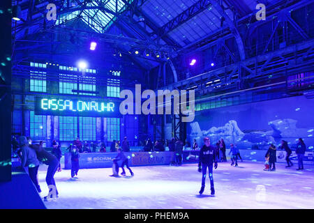 Skater nel EisSalon Ruhr, Jahrhunderthalle, Bochum, Renania settentrionale-Vestfalia, Germania, Europa Foto Stock