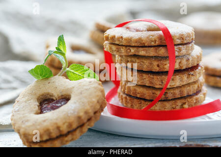 In casa Linzer biscotti a forma di cuore. Foto Stock